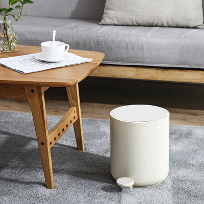 Moderne Wohnzimmer-Organisator Schritt auf Mülltonne mit Weichschließung