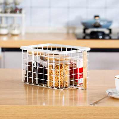 Kleiderschrank-Organisator Küchen-Organisator Moderne Dekorations-Weiß-Haus-Metall-Tisch-Organisator Holzgriffe Eisendraht-Speicherkorb