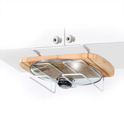 Über dem Schrank Eisendraht Topfdeckel Halter und Weinregal für die Küchenkammer